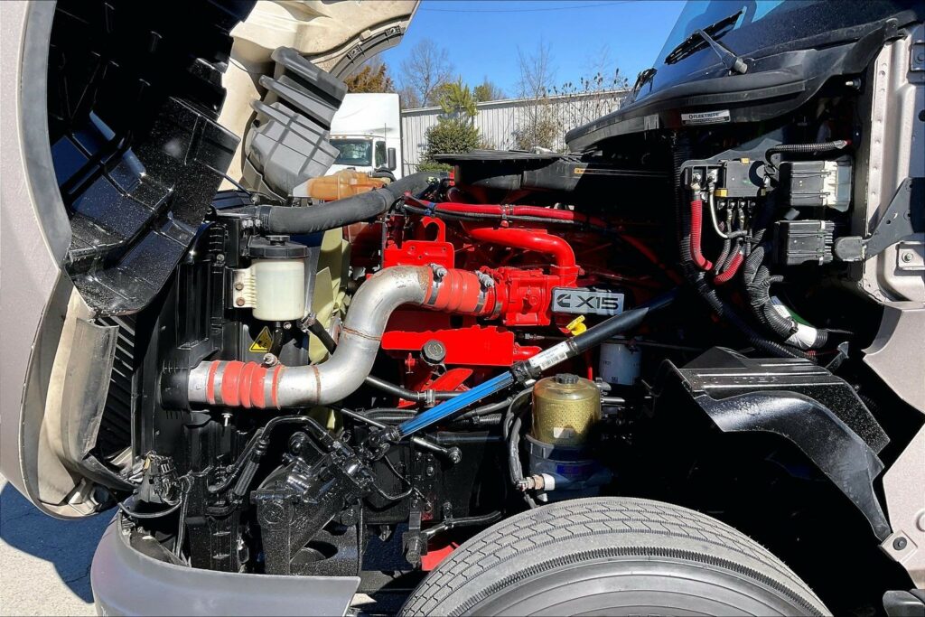 2022 CUM LT625 6×4 Sleeper