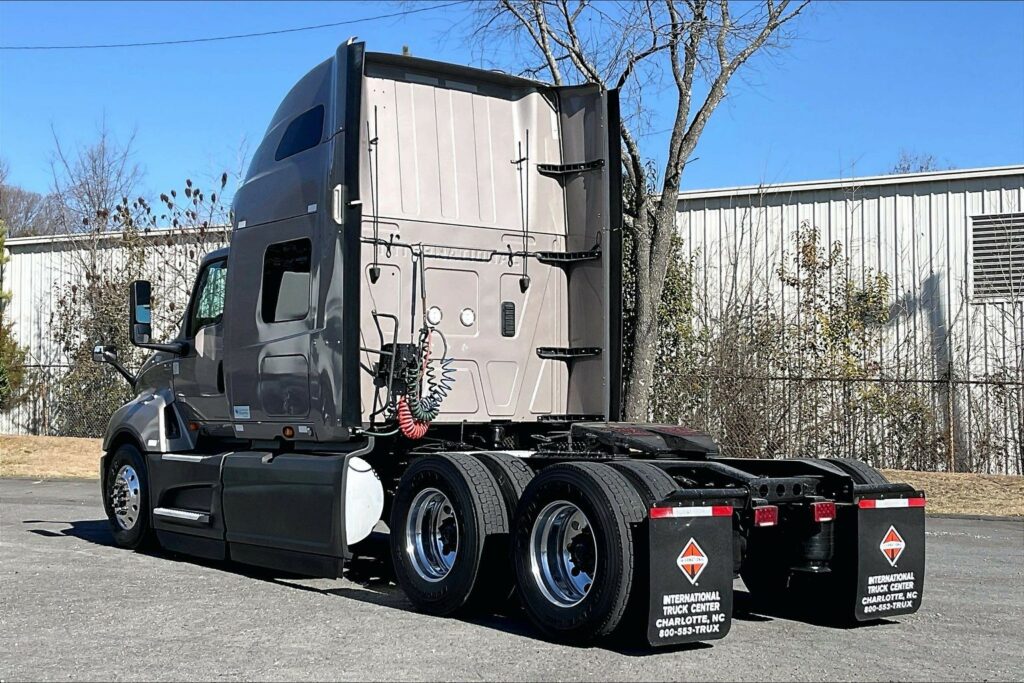 2022 CUM LT625 6×4 Sleeper