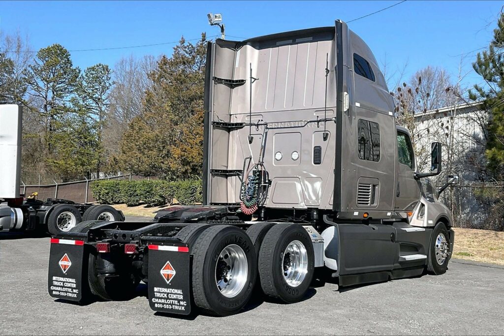 2022 CUM LT625 6×4 Sleeper