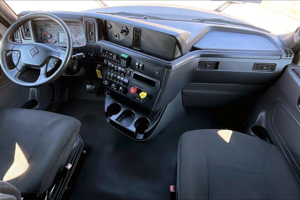 2022 CUM LT625 6×4 Sleeper