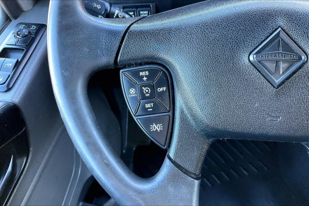 2022 CUM LT625 6×4 Sleeper