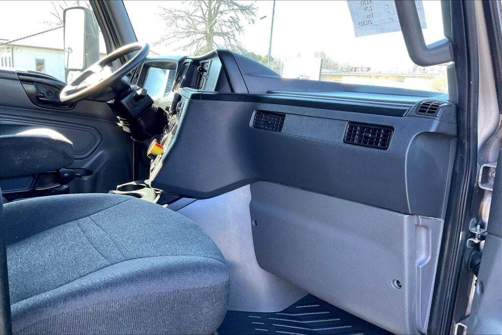 2022 CUM LT625 6×4 Sleeper