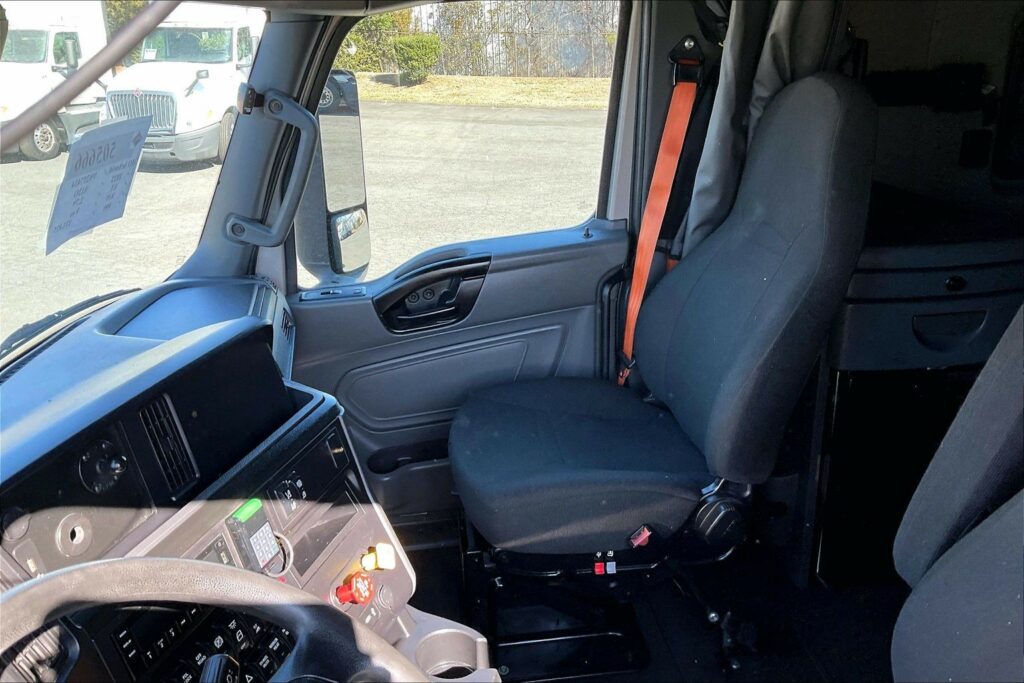 2022 CUM LT625 6×4 Sleeper