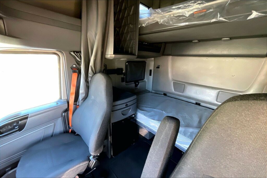 2022 CUM LT625 6×4 Sleeper