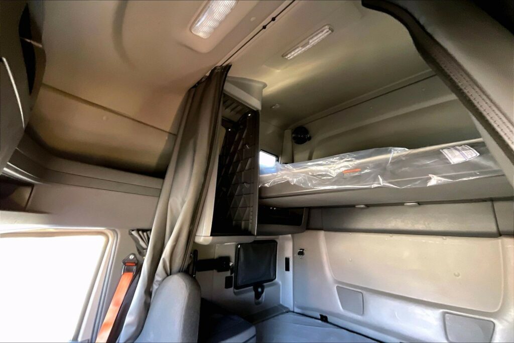 2022 CUM LT625 6×4 Sleeper