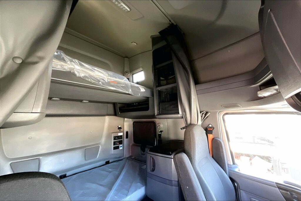 2022 CUM LT625 6×4 Sleeper