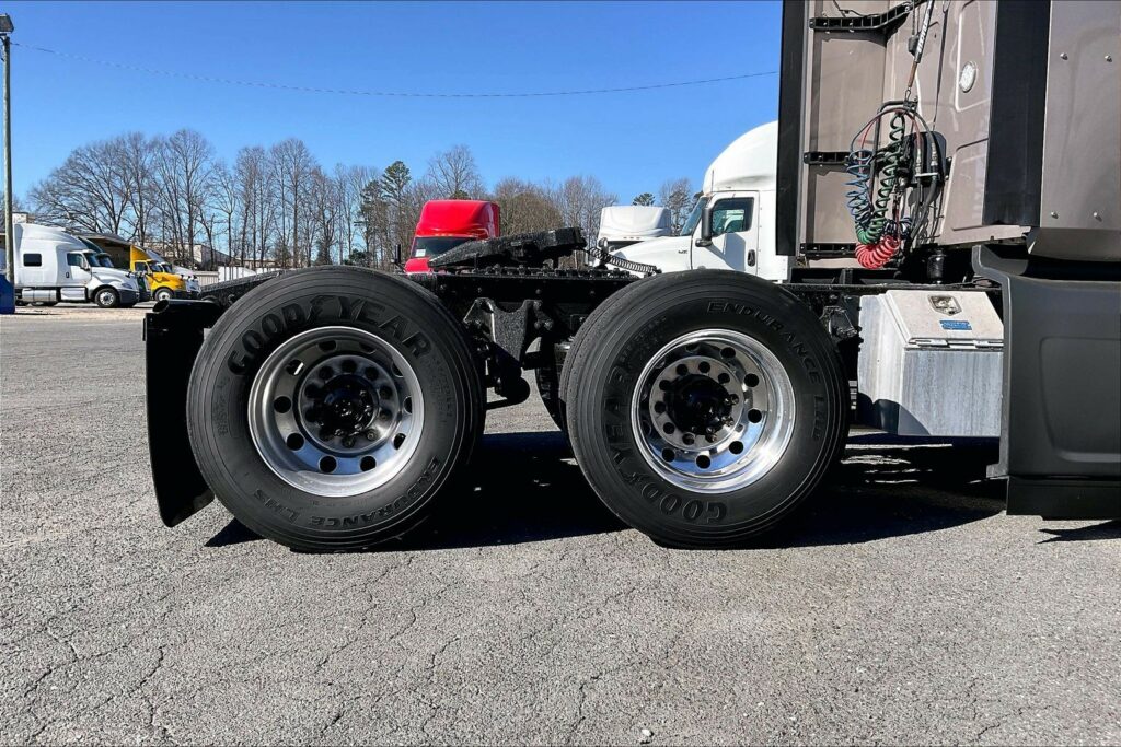 2022 CUM LT625 6×4 Sleeper