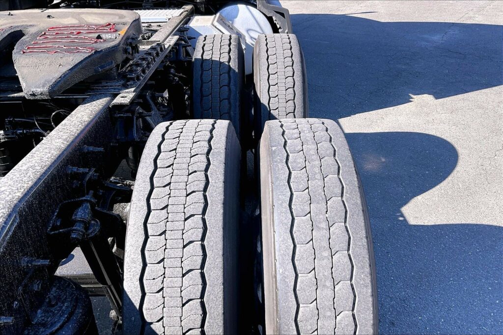 2022 CUM LT625 6×4 Sleeper