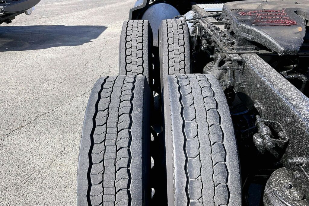 2022 CUM LT625 6×4 Sleeper