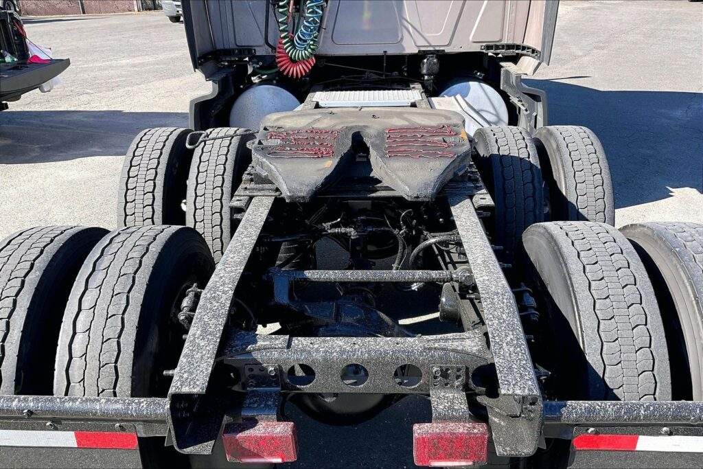 2022 CUM LT625 6×4 Sleeper