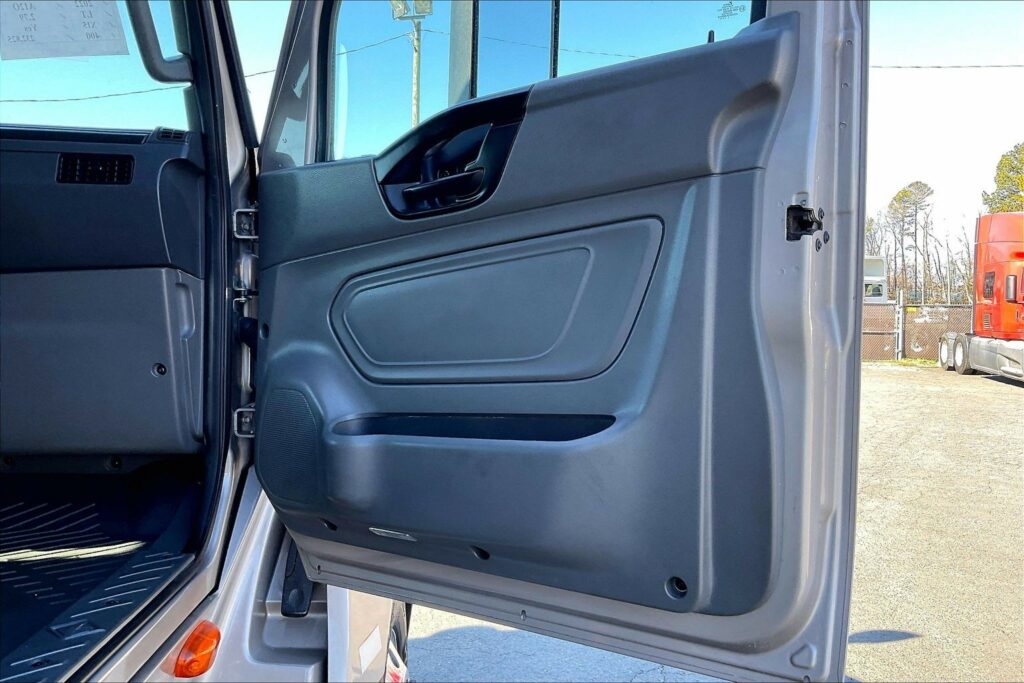 2022 CUM LT625 6×4 Sleeper