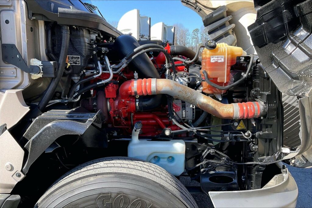 2022 CUM LT625 6×4 Sleeper