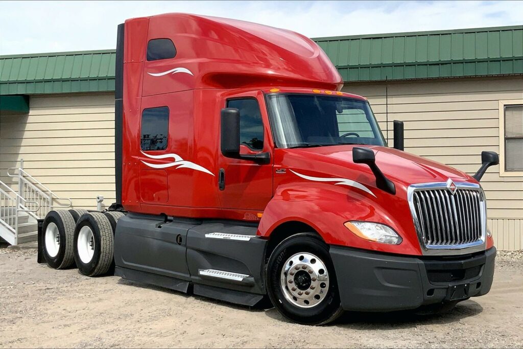 2023 CUM LT625 6X4 Sleeper