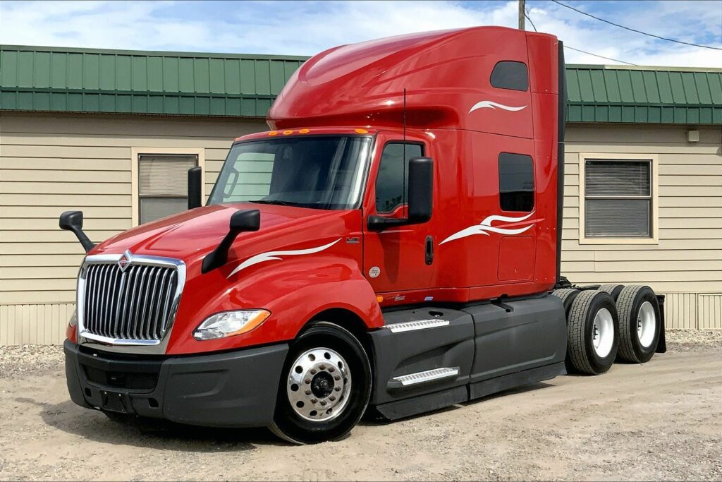 2023 CUM LT625 6X4 Sleeper