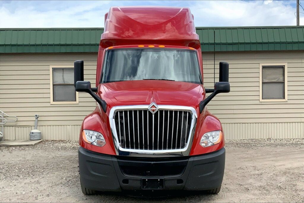 2023 CUM LT625 6X4 Sleeper