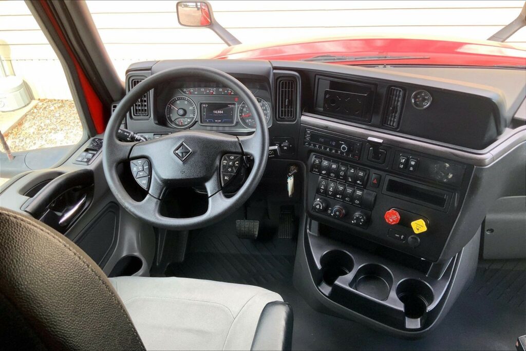 2023 CUM LT625 6X4 Sleeper