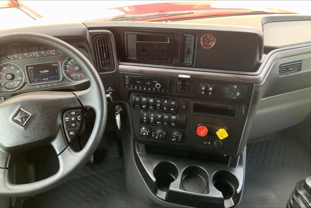 2023 CUM LT625 6X4 Sleeper