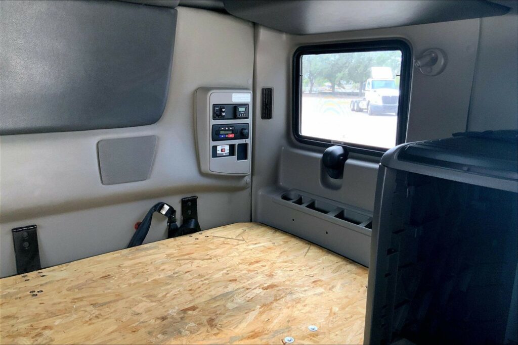 2023 CUM LT625 6X4 Sleeper