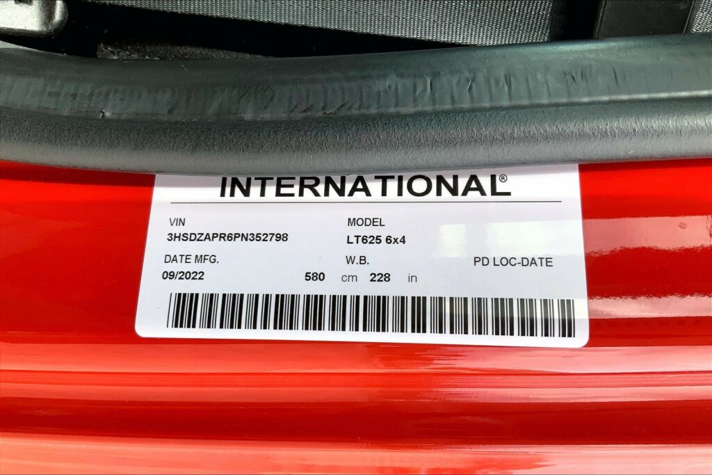 2023 CUM LT625 6X4 Sleeper