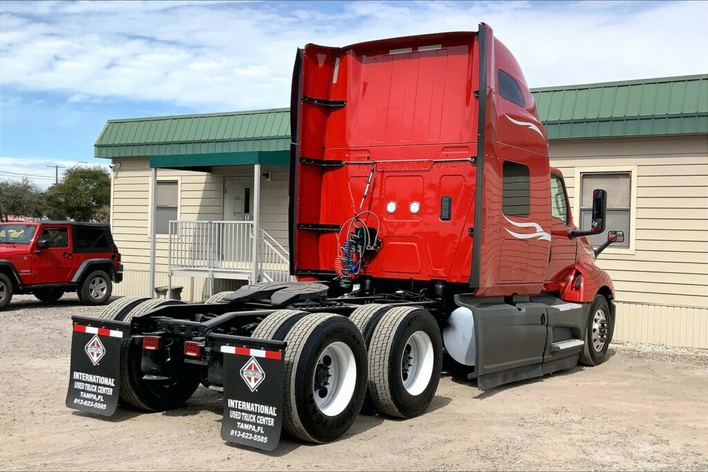 2023 CUM LT625 6X4 Sleeper