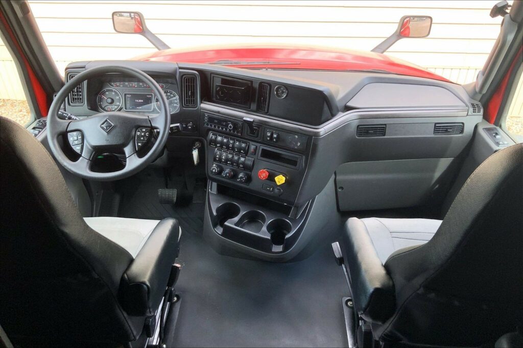 2023 CUM LT625 6X4 Sleeper