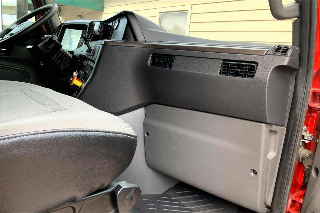 2023 CUM LT625 6X4 Sleeper