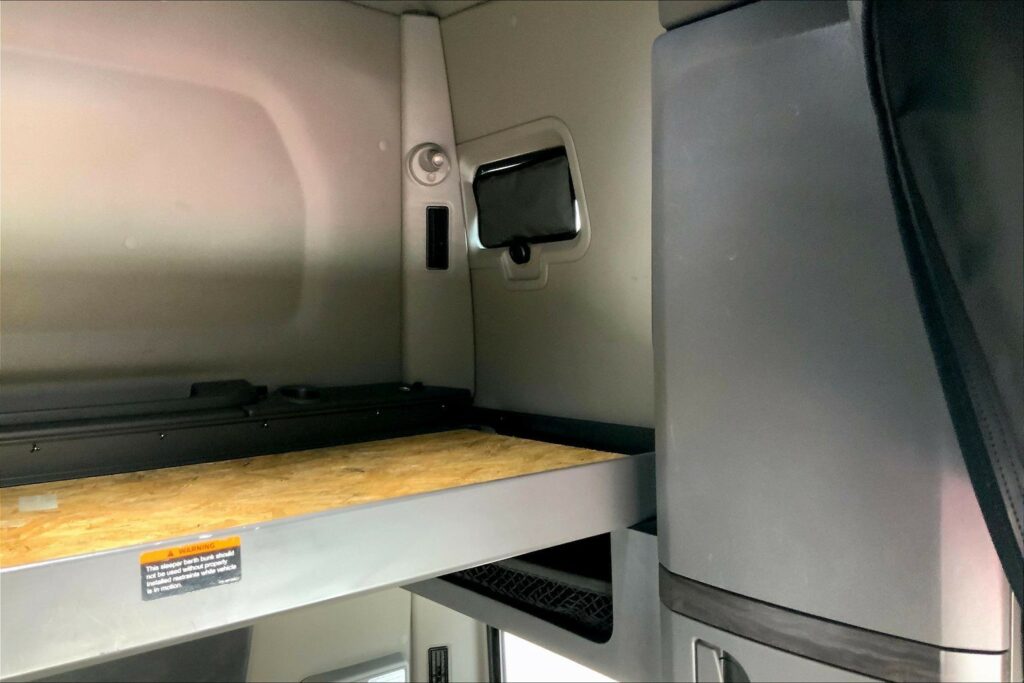 2023 CUM LT625 6X4 Sleeper