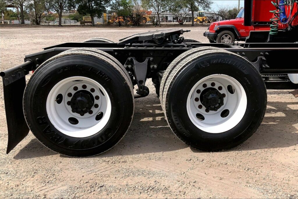 2023 CUM LT625 6X4 Sleeper