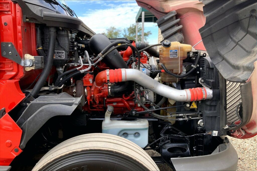 2023 CUM LT625 6X4 Sleeper