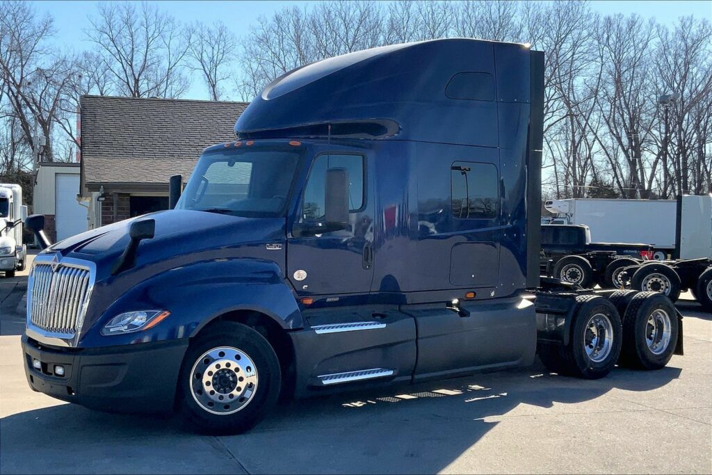 2022 CUM LT625 6×4 Sleeper