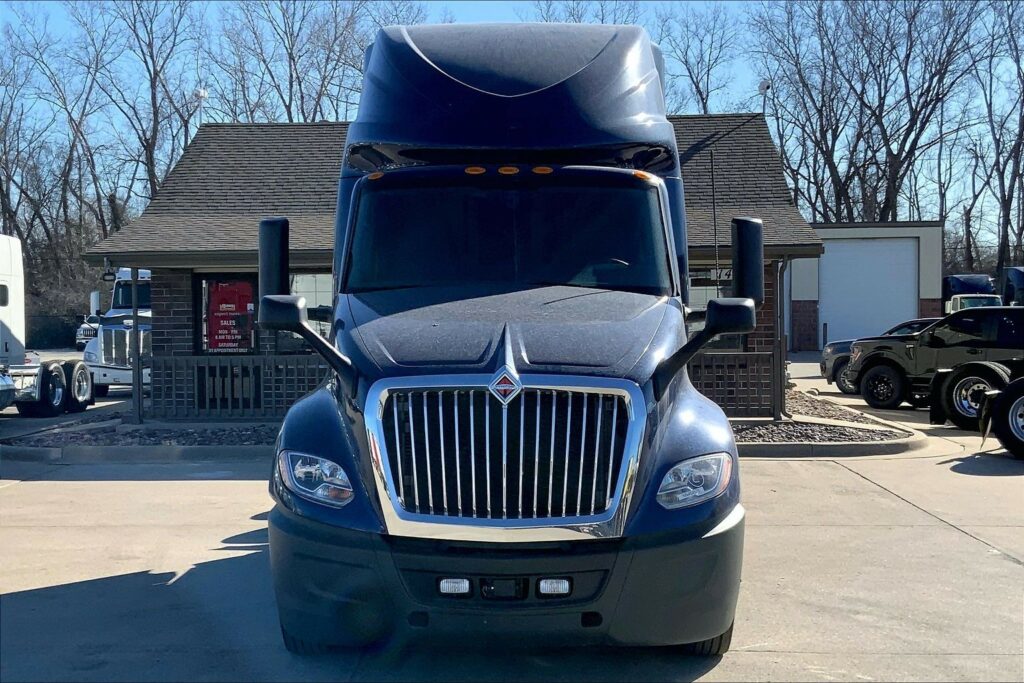 2022 CUM LT625 6×4 Sleeper