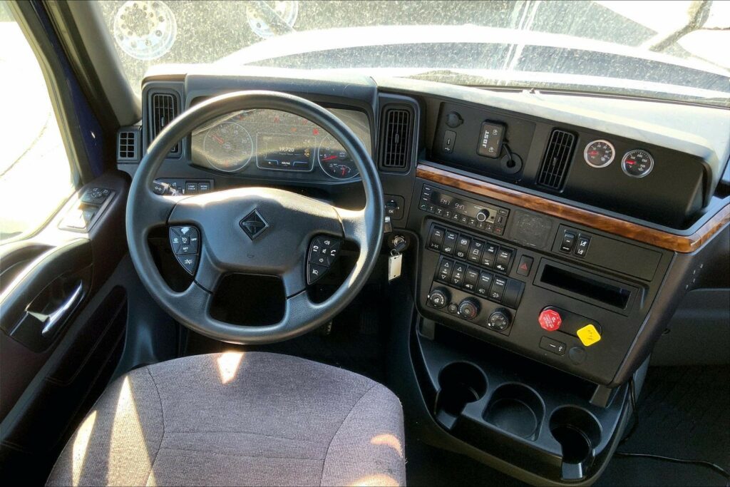 2022 CUM LT625 6×4 Sleeper