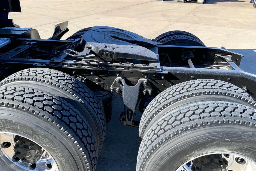 2022 CUM LT625 6×4 Sleeper