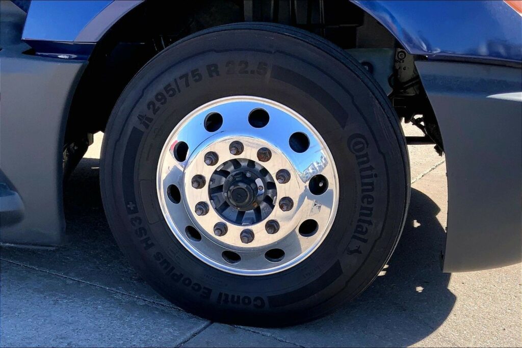 2022 CUM LT625 6×4 Sleeper