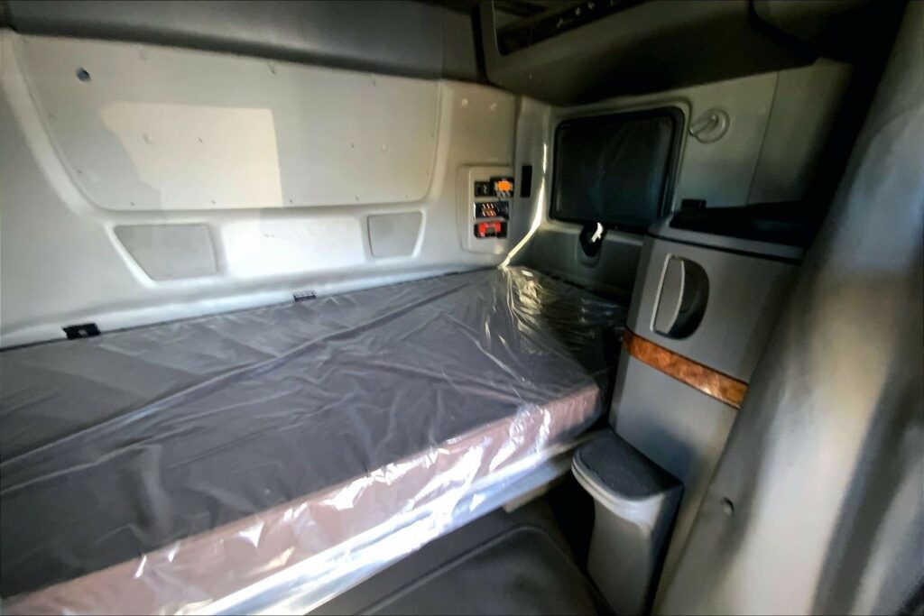 2022 CUM LT625 6×4 Sleeper