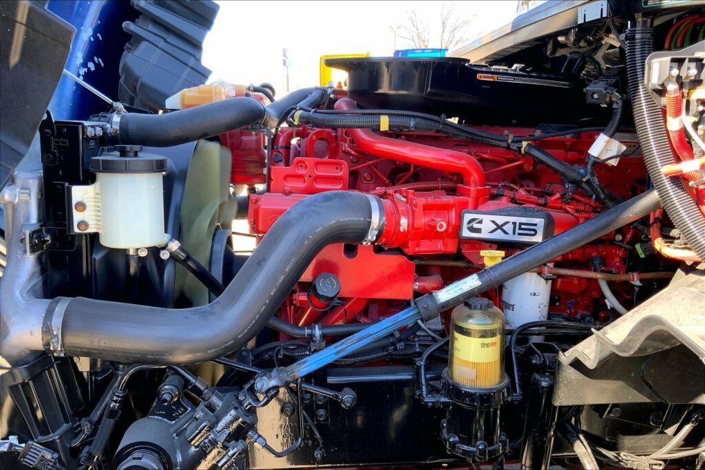 2022 CUM LT625 6×4 Sleeper