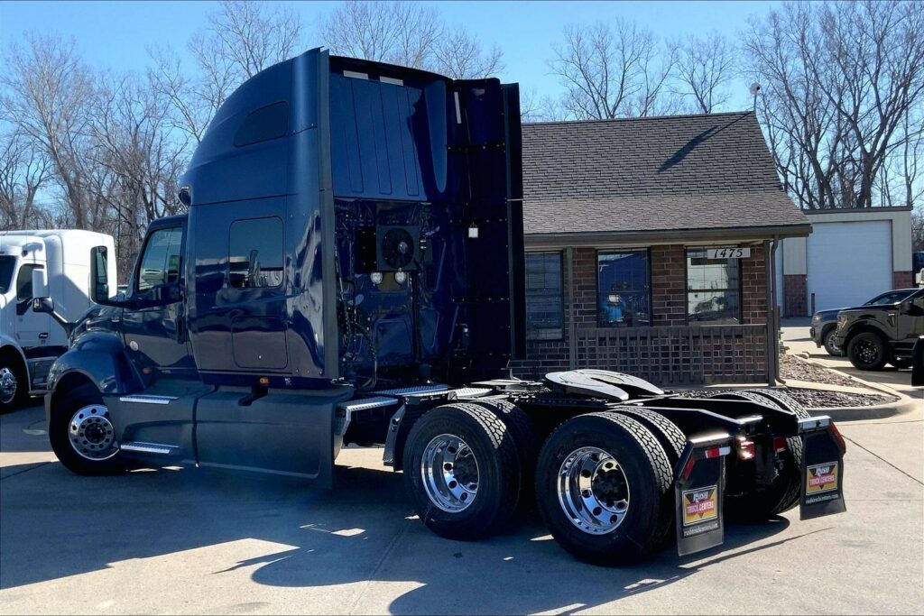 2022 CUM LT625 6×4 Sleeper