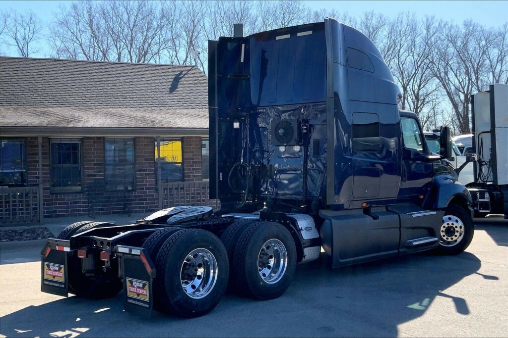 2022 CUM LT625 6×4 Sleeper