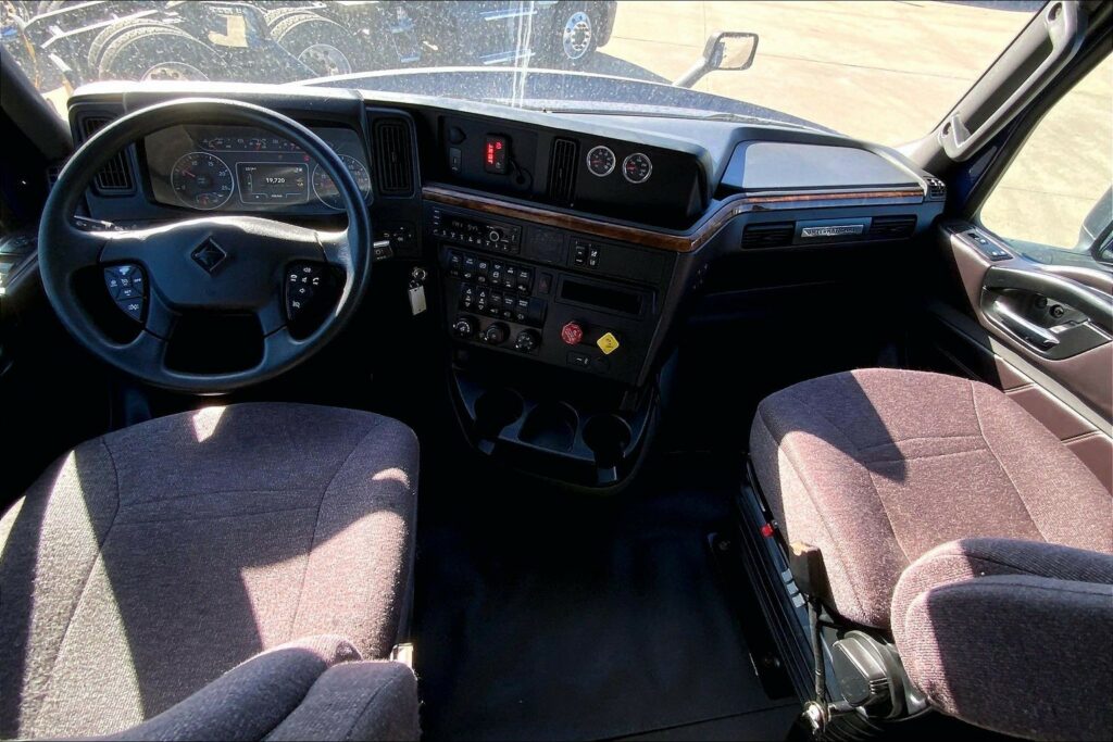 2022 CUM LT625 6×4 Sleeper