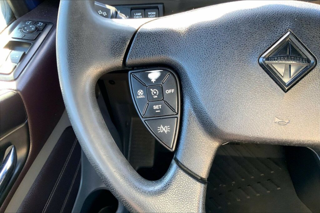 2022 CUM LT625 6×4 Sleeper