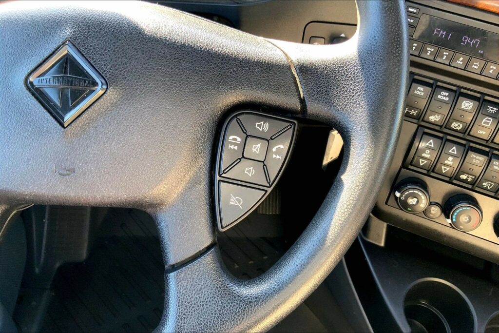 2022 CUM LT625 6×4 Sleeper