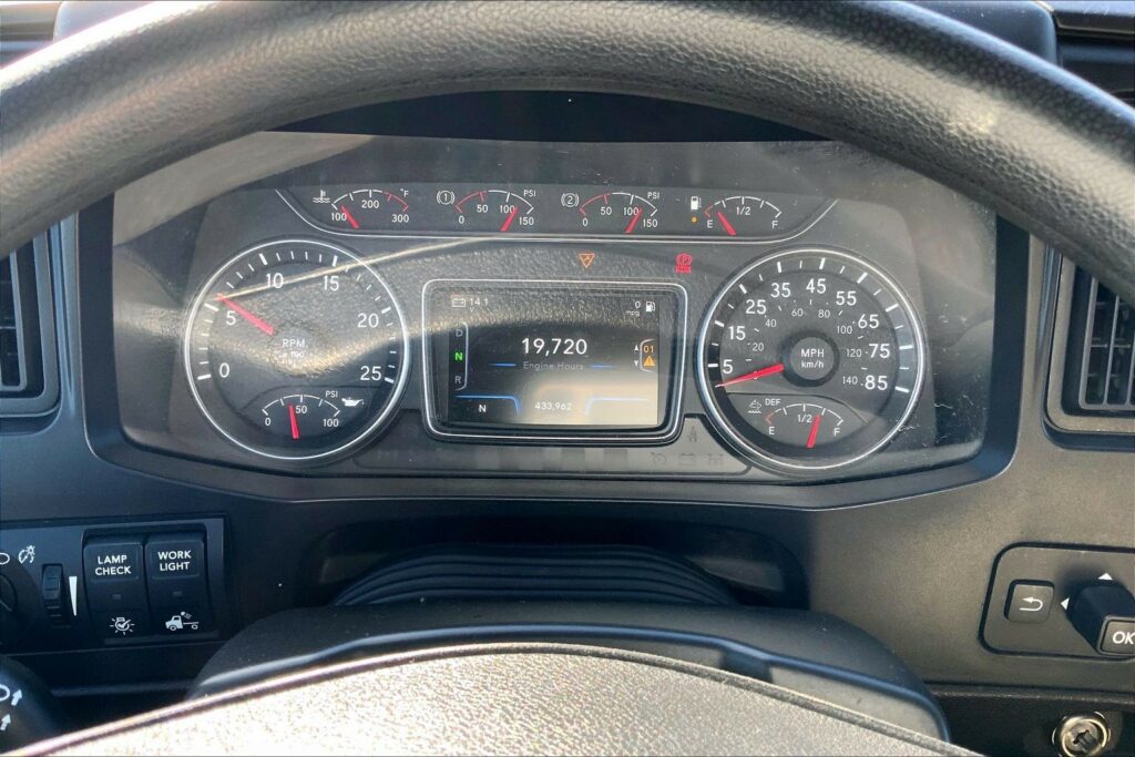 2022 CUM LT625 6×4 Sleeper