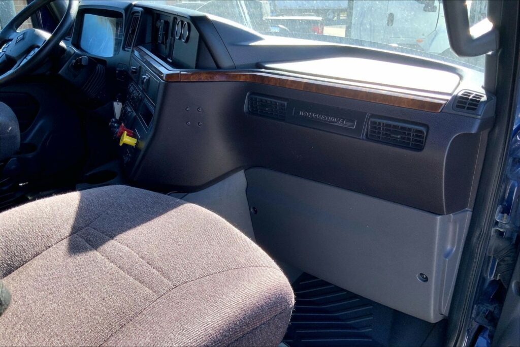 2022 CUM LT625 6×4 Sleeper