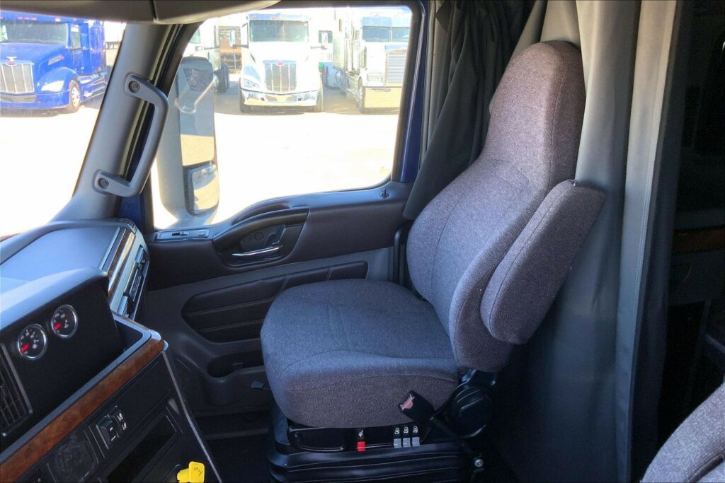 2022 CUM LT625 6×4 Sleeper