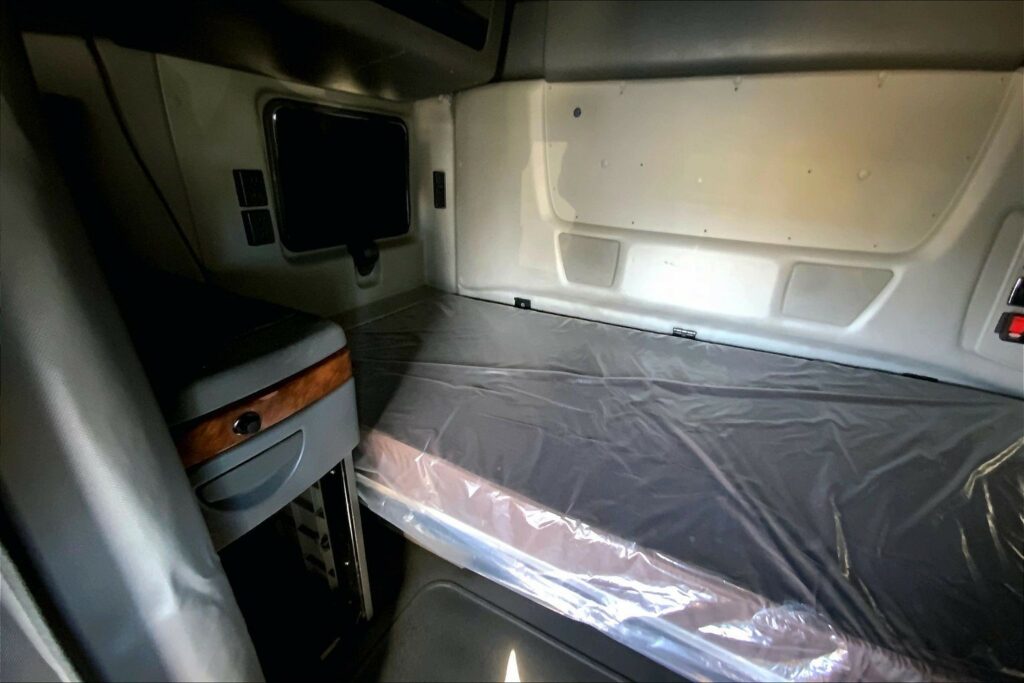 2022 CUM LT625 6×4 Sleeper