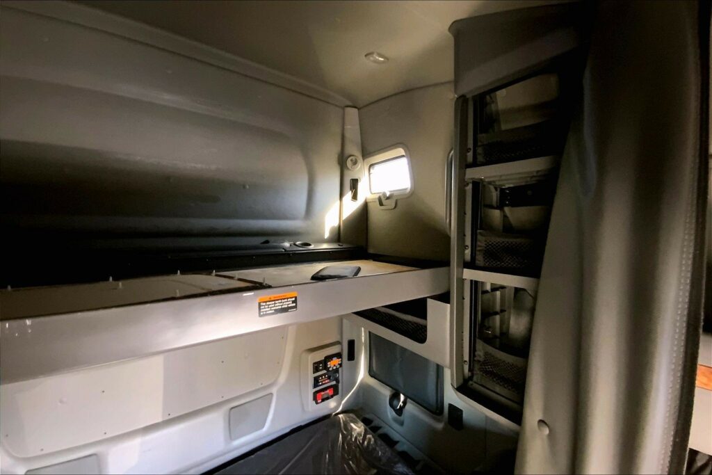 2022 CUM LT625 6×4 Sleeper