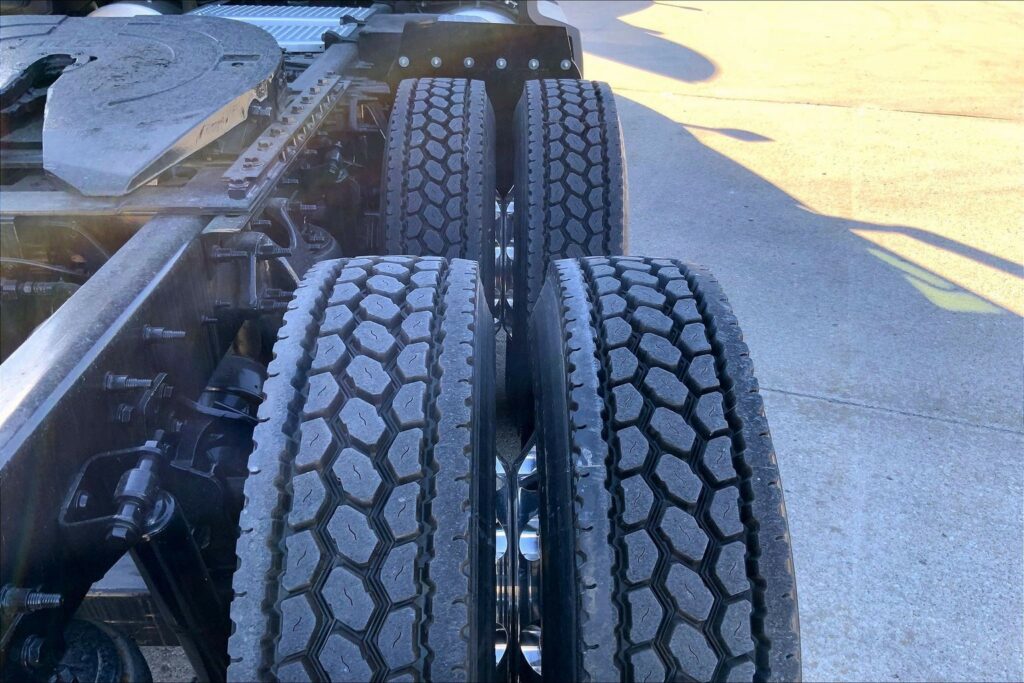 2022 CUM LT625 6×4 Sleeper