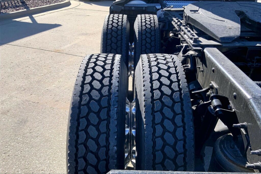 2022 CUM LT625 6×4 Sleeper