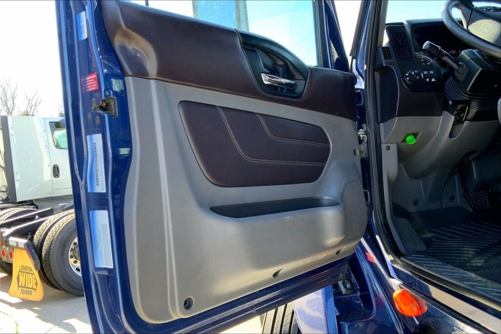 2022 CUM LT625 6×4 Sleeper