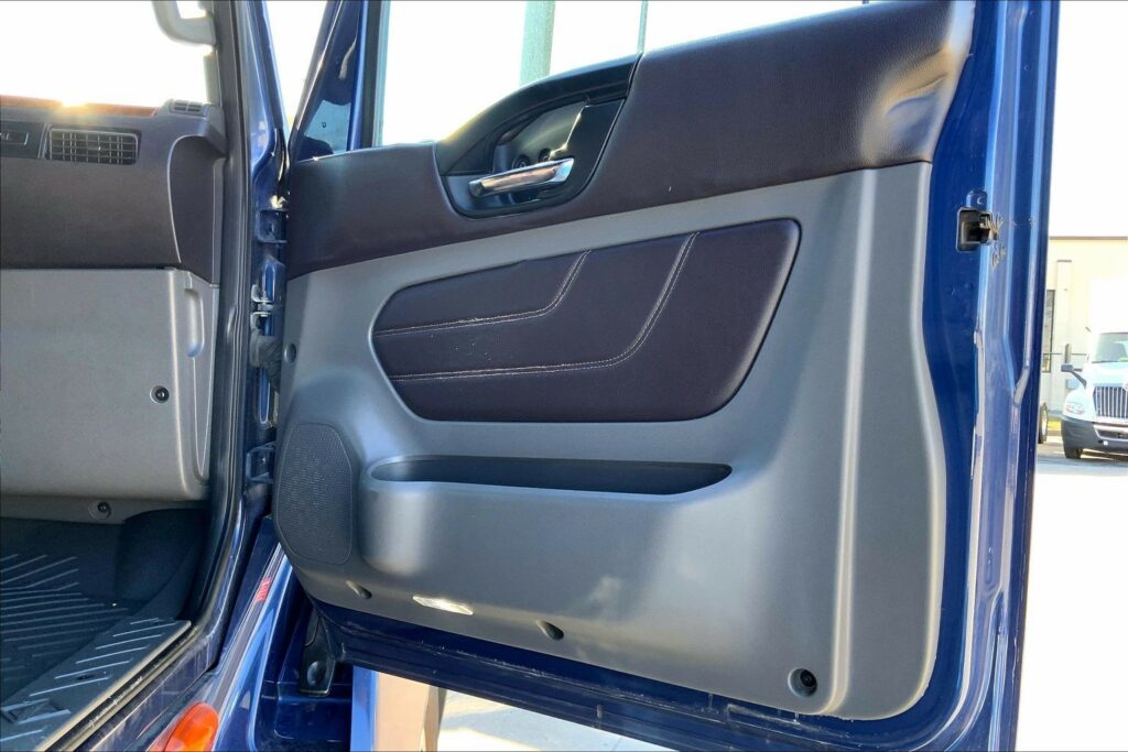 2022 CUM LT625 6×4 Sleeper